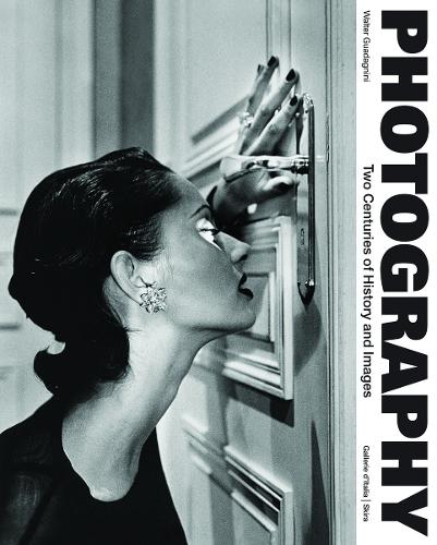 Photography: Two Centuries of History and Images (Hardback)